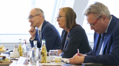Landesregierung und Gewerkschaften klären Umsetzung weiterer Details der Übertragung des Tarifergebnisses für den öffentlichen Dienst auf den Beamtenbereich