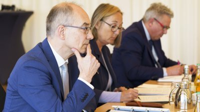 Landesregierung und Gewerkschaften klären Umsetzung weiterer Details der Übertragung des Tarifergebnisses für den öffentlichen Dienst auf den Beamtenbereich