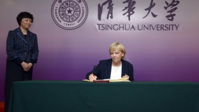 Ministerpräsidentin Hannelore Kraft trägt sich in das Gästebuch der Tsinghua Universität ein