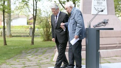 Bundespräsident Joachim Gauck und der Überlebende Lev Frankfurt steigen das Rednerpult herab