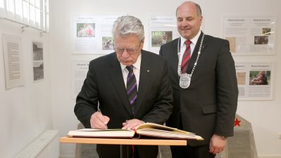 Bundespräsident Joachim Gauck beim Eintrag in das Gästebuch der Dokumentationsstätte Stalag 326 (VI K) 