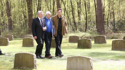 Bundespräsident Joachim Gauck und der Überlebende Lev Frankfurt überqueren den Ehrenfriedhof.