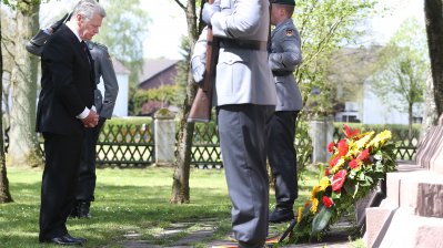 Bundespräsident Joachim Gauck gedenkt sowjetischer Kriegsgefangener und Kriegstoter