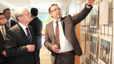 Gemeinsamer Rundgang in der Dokumentationsstätte Stalag 326 (VI K)