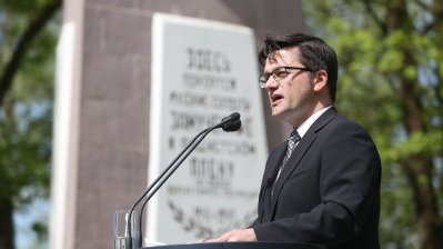 Justizminister Thomas Kutschaty hält eine Rede vor einem Denkmal