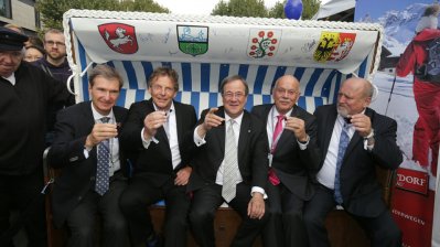 Ministerpräsident Armin Laschet mit den Bürgermeistern der Zipfelgemeinden