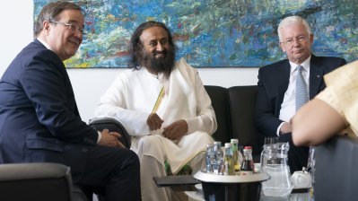 Ministerpräsident Laschet begrüßt den internationalen Friedensbotschafter Sri Sri Ravi Shankar im Landeshaus