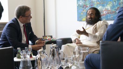 Ministerpräsident Laschet begrüßt den internationalen Friedensbotschafter Sri Sri Ravi Shankar im Landeshaus