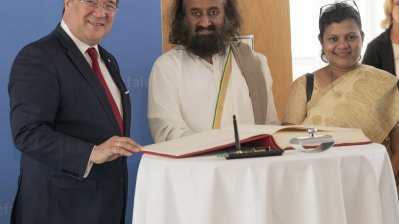 Ministerpräsident Laschet begrüßt den internationalen Friedensbotschafter Sri Sri Ravi Shankar im Landeshaus