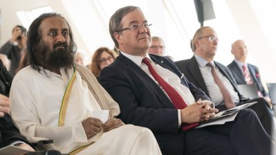Ministerpräsident Laschet begrüßt den internationalen Friedensbotschafter Sri Sri Ravi Shankar im Landeshaus