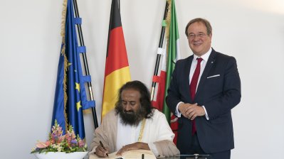 Ministerpräsident Laschet begrüßt den internationalen Friedensbotschafter Sri Sri Ravi Shankar im Landeshaus