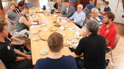 Staatssekretärin Andrea Milz sitzt in einer Gesprächsrunde im Jugendzentrum "die 9".