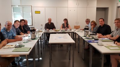 Staatssekretärin Andrea Milz sitzt in einer Gesprächsrunde beim Besuch der Sportschule in Bielefeld-Herford.