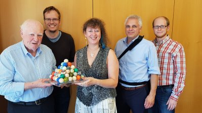 Staatssekretärin Milz erhält beim Besuch des Tischtennisclubs Mennighüffen 1961 eine Platte voller bunter Tischtennisbälle.