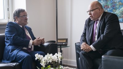 Ministerpräsident Armin Laschet empfängt den Bundesminister für Wirtschaft und Energie, Peter Altmaier, in der Staatskanzlei