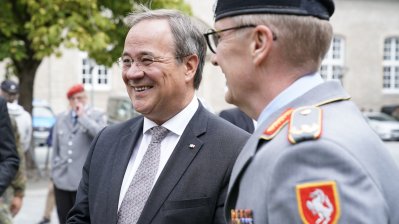 Ministerpräsident Armin Laschet verleiht das Fahnenband des Landes an die Panzerbrigade 21 „Lipperland“ der Bundeswehr in Detmold