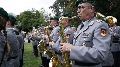 Ministerpräsident Armin Laschet verleiht das Fahnenband des Landes an die Panzerbrigade 21 „Lipperland“ der Bundeswehr in Detmold