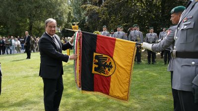Ministerpräsident Armin Laschet verleiht das Fahnenband des Landes an die Panzerbrigade 21 „Lipperland“ der Bundeswehr in Detmold