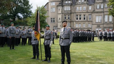 Ministerpräsident Armin Laschet verleiht das Fahnenband des Landes an die Panzerbrigade 21 „Lipperland“ der Bundeswehr in Detmold