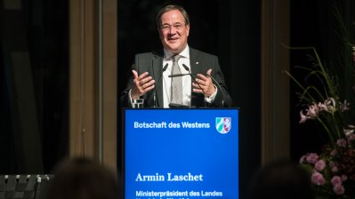 Ministerpräsident Armin Laschet hält eine Rede während er mit beiden Händen gestikuliert.