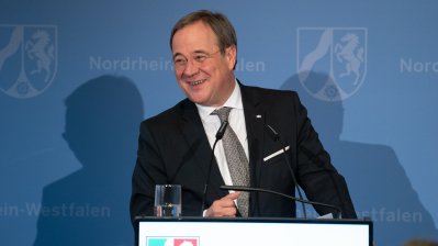 Ministerpräsident Laschet händigt engagierten Bürgern den Bundesverdienstorden aus