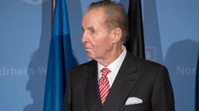 Ministerpräsident Laschet händigt engagierten Bürgern den Bundesverdienstorden aus