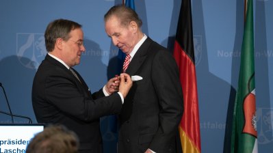 Ministerpräsident Laschet händigt engagierten Bürgern den Bundesverdienstorden aus