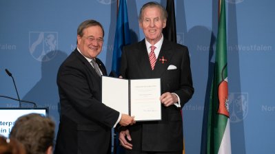 Ministerpräsident Laschet händigt engagierten Bürgern den Bundesverdienstorden aus