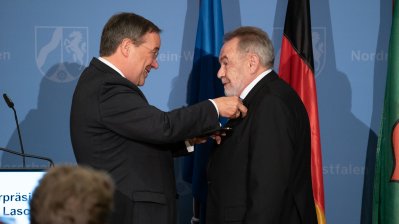 Ministerpräsident Laschet händigt engagierten Bürgern den Bundesverdienstorden aus