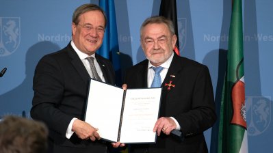 Ministerpräsident Laschet händigt engagierten Bürgern den Bundesverdienstorden aus