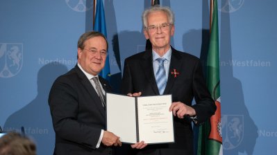 Ministerpräsident Laschet händigt engagierten Bürgern den Bundesverdienstorden aus