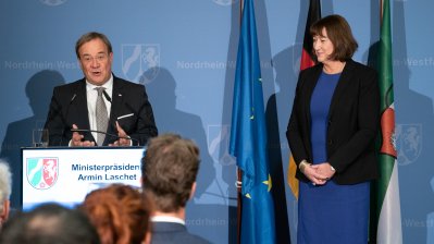 Ministerpräsident Laschet händigt engagierten Bürgern den Bundesverdienstorden aus