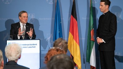Ministerpräsident Laschet händigt engagierten Bürgern den Bundesverdienstorden aus