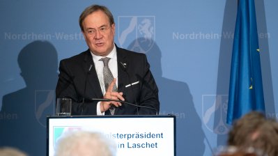 Ministerpräsident Laschet händigt engagierten Bürgern den Bundesverdienstorden aus