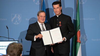 Ministerpräsident Laschet händigt engagierten Bürgern den Bundesverdienstorden aus