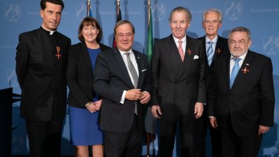 Ministerpräsident Laschet händigt engagierten Bürgern den Bundesverdienstorden aus