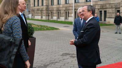 Ministerpräsident Laschet empfängt den Gouverneur des US-Bundesstaates Nebraska