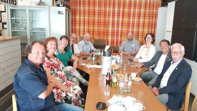 Staatssekretärin Andrea Milz sitzt mit Mitgliedern des Kreissportbundes Viersen an einem großen, langen Tisch.