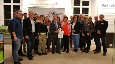 Staatssekretärin Andrea Milz mittig im Halbkreis der Vereinsmitglieder vom Kreissportbund Steinfurt.