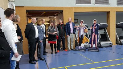 Staatssekretärin Andrea Milz besucht einen Badminton Verein.