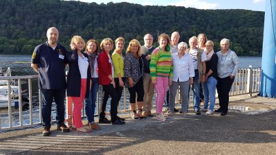 Staatssekretärin Andrea Milz mit dem Stadtsportbund Hagen an einem Gewässer stehend.