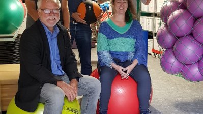 Staatssekretärin Andrea Milz mit den Mitarbeitern vom TV Rhede.