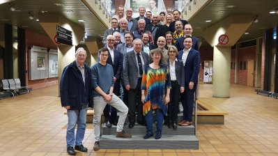 Staatssektretärin Milz mit den Vertretern des RegioSportBund Aachen e.V. auf einer Treppe zum Porträtfoto.