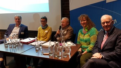 Staatssekretärin Milz sitzt mit Mitglidern des Bonner Sportbundes zusammen an einem Tisch.
