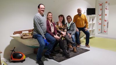 Staatssekretärin Andrea Milz sitzt mit Club-Mitgliedern im Kindergarten des Sportclubs Witten e.V.