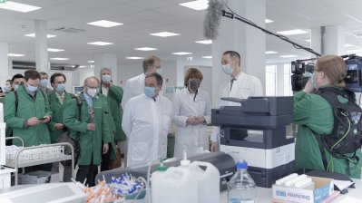 Ministerpräsident Armin Laschet besucht ein Corona-Virus-Test-Labor