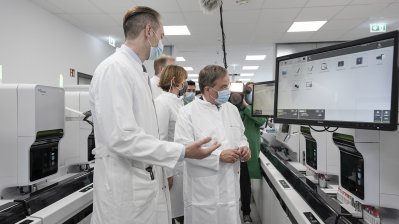 Ministerpräsident Armin Laschet besucht ein Corona-Virus-Test-Labor