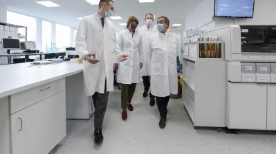 Ministerpräsident Armin Laschet besucht ein Corona-Virus-Test-Labor