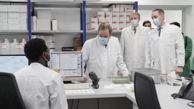 Ministerpräsident Armin Laschet besucht ein Corona-Virus-Test-Labor