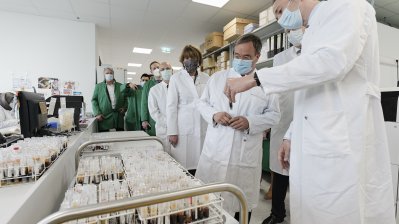 Ministerpräsident Armin Laschet besucht ein Corona-Virus-Test-Labor